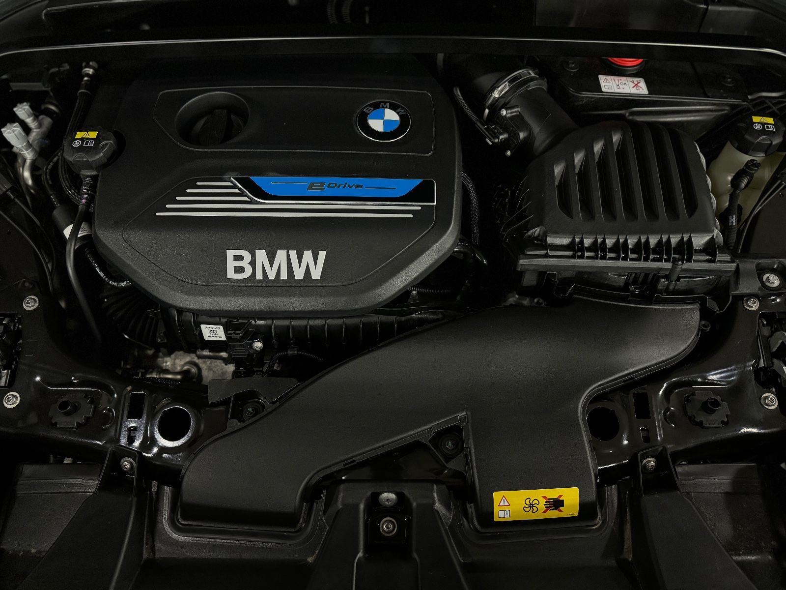 Fahrzeugabbildung BMW X1 xD25e xLine Panoram Kamera HUD DAB Alarm 19"
