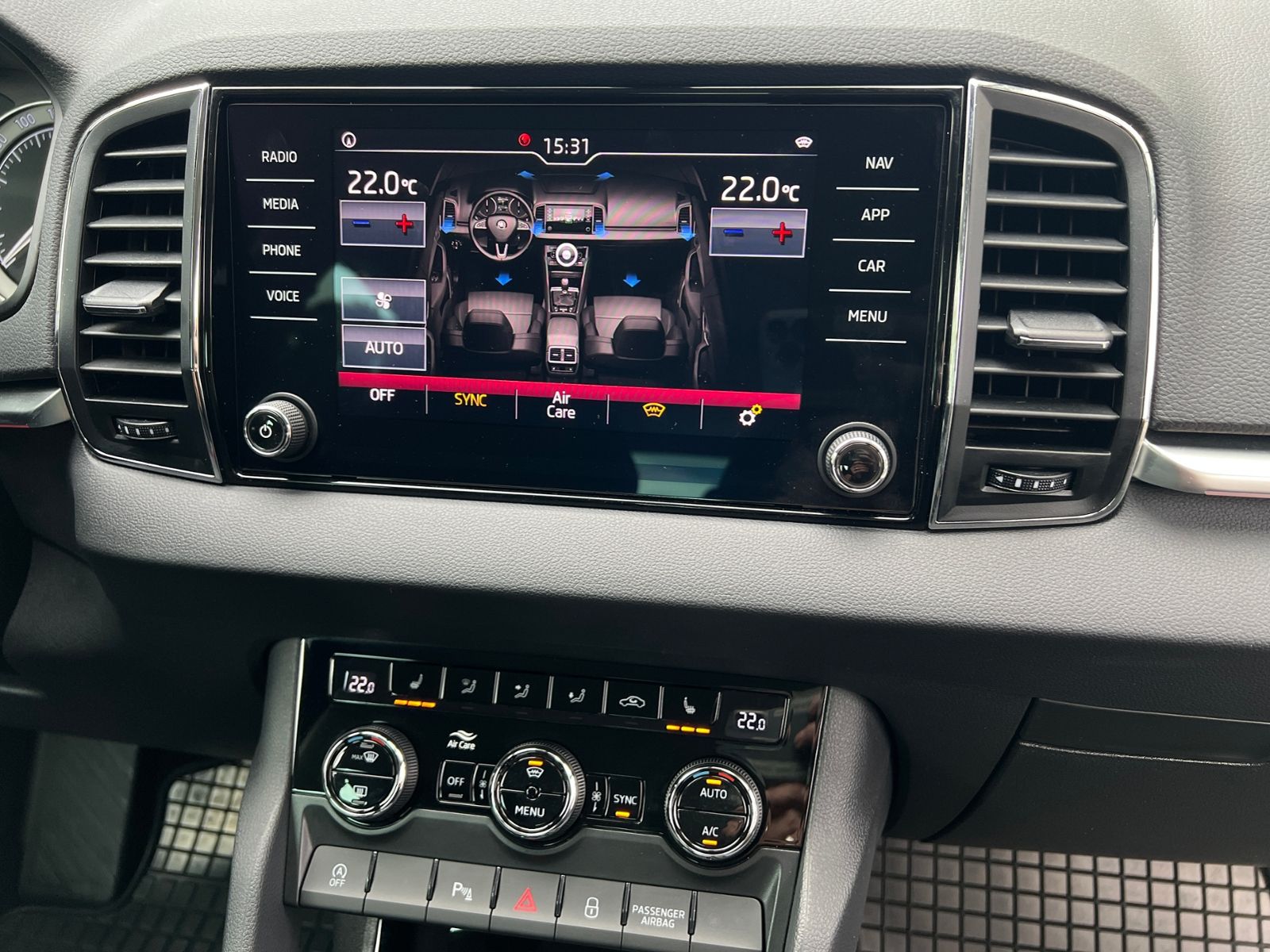 Fahrzeugabbildung SKODA Karoq Style 1.5 TSI DSG *AHK, LED, SmartLink, Ka