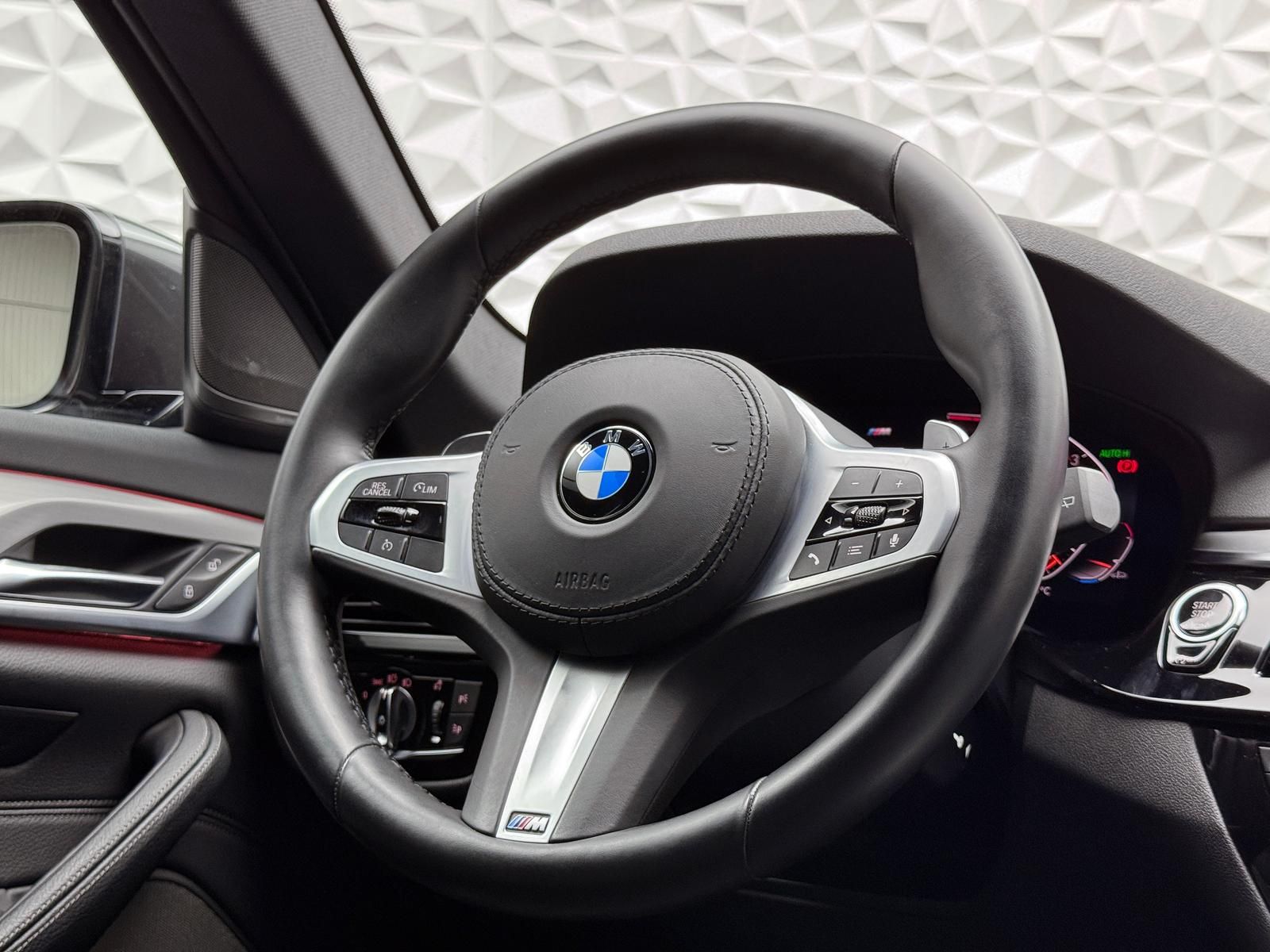 Fahrzeugabbildung BMW d*XDRIVE*M-PAKET*AHK*H&K*LIVE*360°HUD*KEYL*DAB