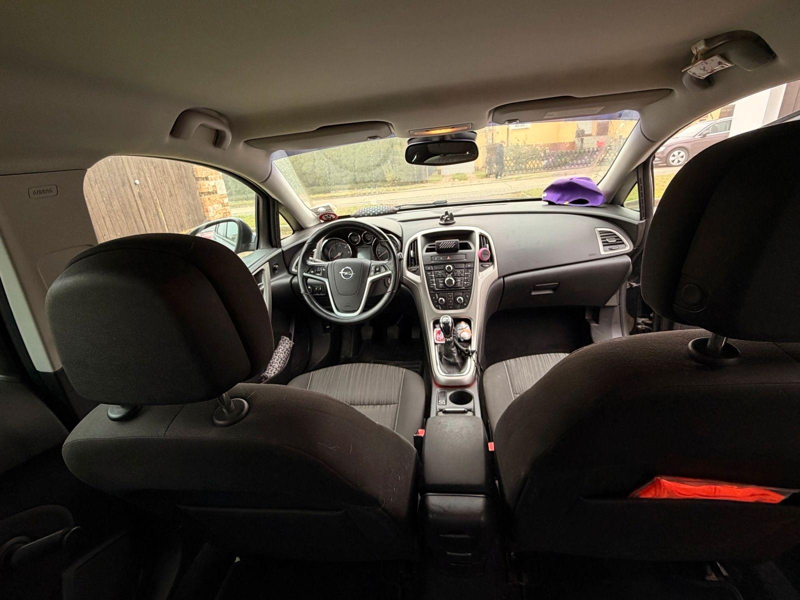 Opel Astra 2011 — photo 7