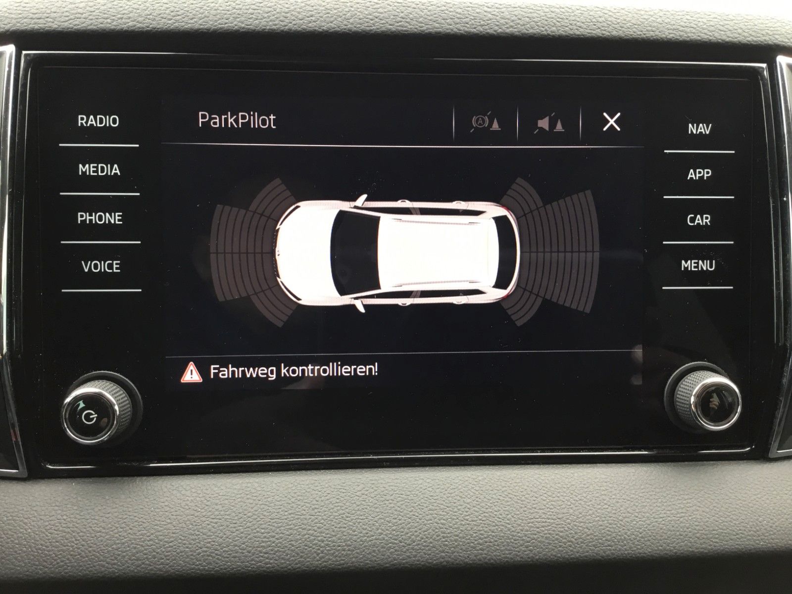 Fahrzeugabbildung SKODA Karoq 2.0 TDI Style 4x4+LED+AHK+18"+Navi