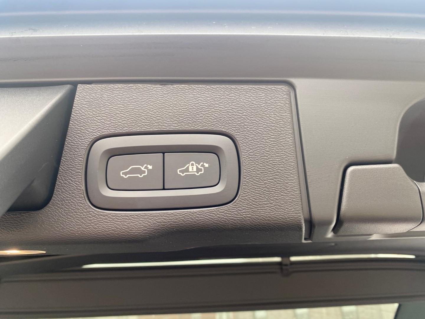 Volvo XC60 B5 Ultra Dark AWD MHEV Memory Sitze 360 Gra