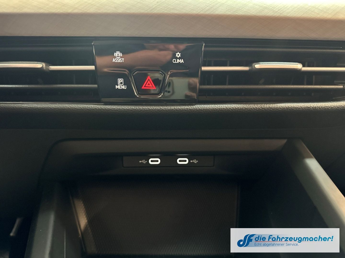 Fahrzeugabbildung Volkswagen Golf VIII Variant Life Navi Digitales Cockpit LE