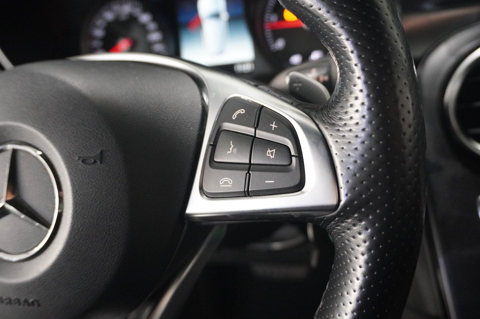 Fahrzeugabbildung Mercedes-Benz GLC 220D EXCLUSIVE 4MATIC NAVI/LED/KAMERA/SH/AHK