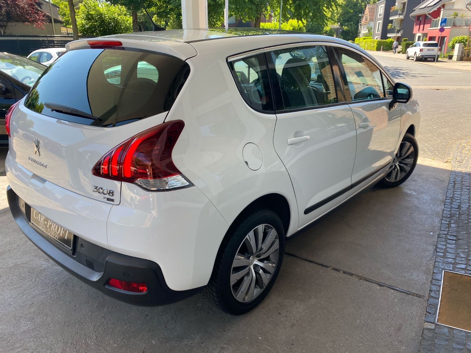 Fahrzeugabbildung Peugeot 3008 Active Autom.  Navi/Panorama/Kamera/1.Hand