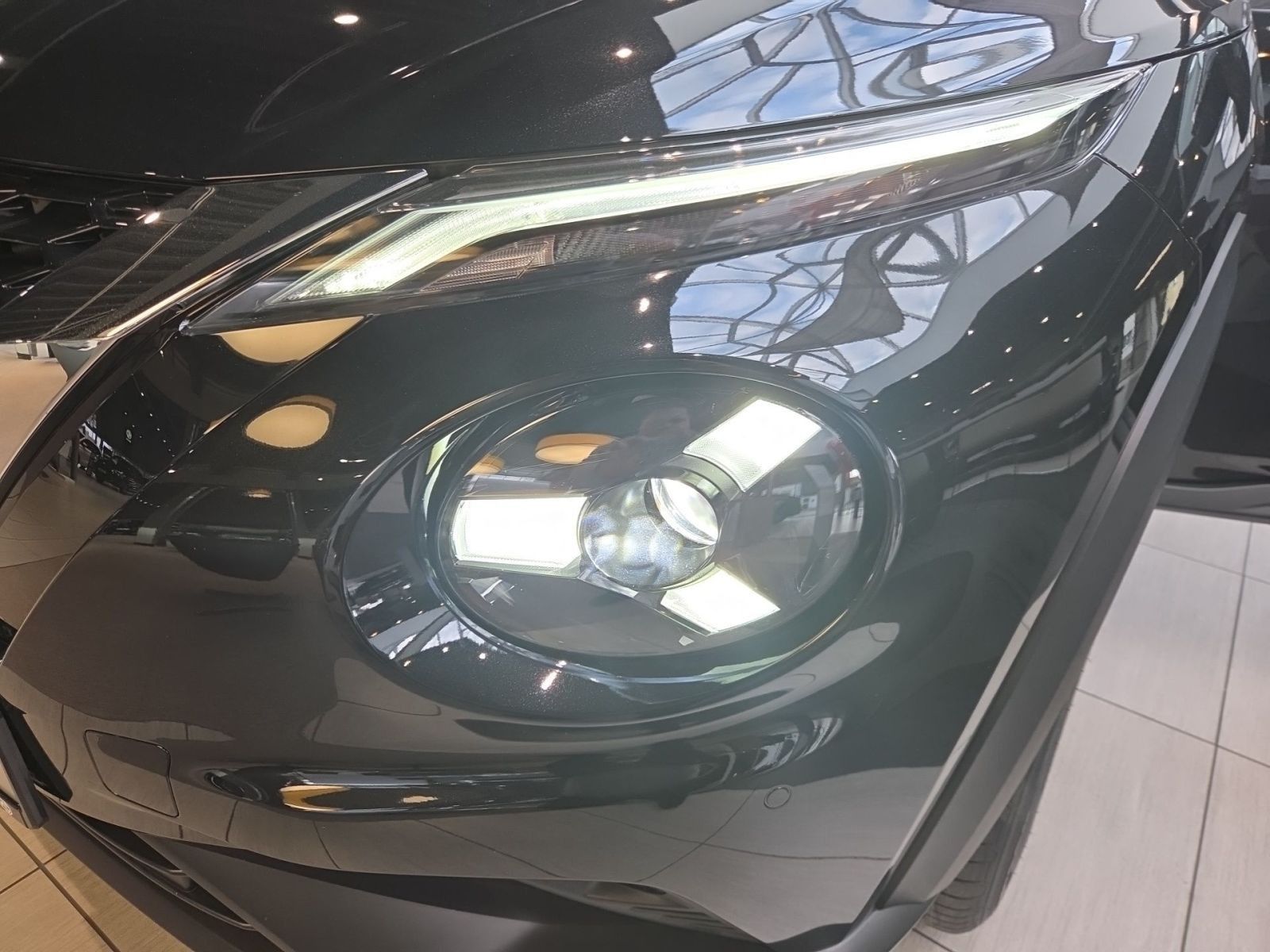 Fahrzeugabbildung Nissan Juke 1.0 DIG-T N-Connecta 114 PS Handschalter *S