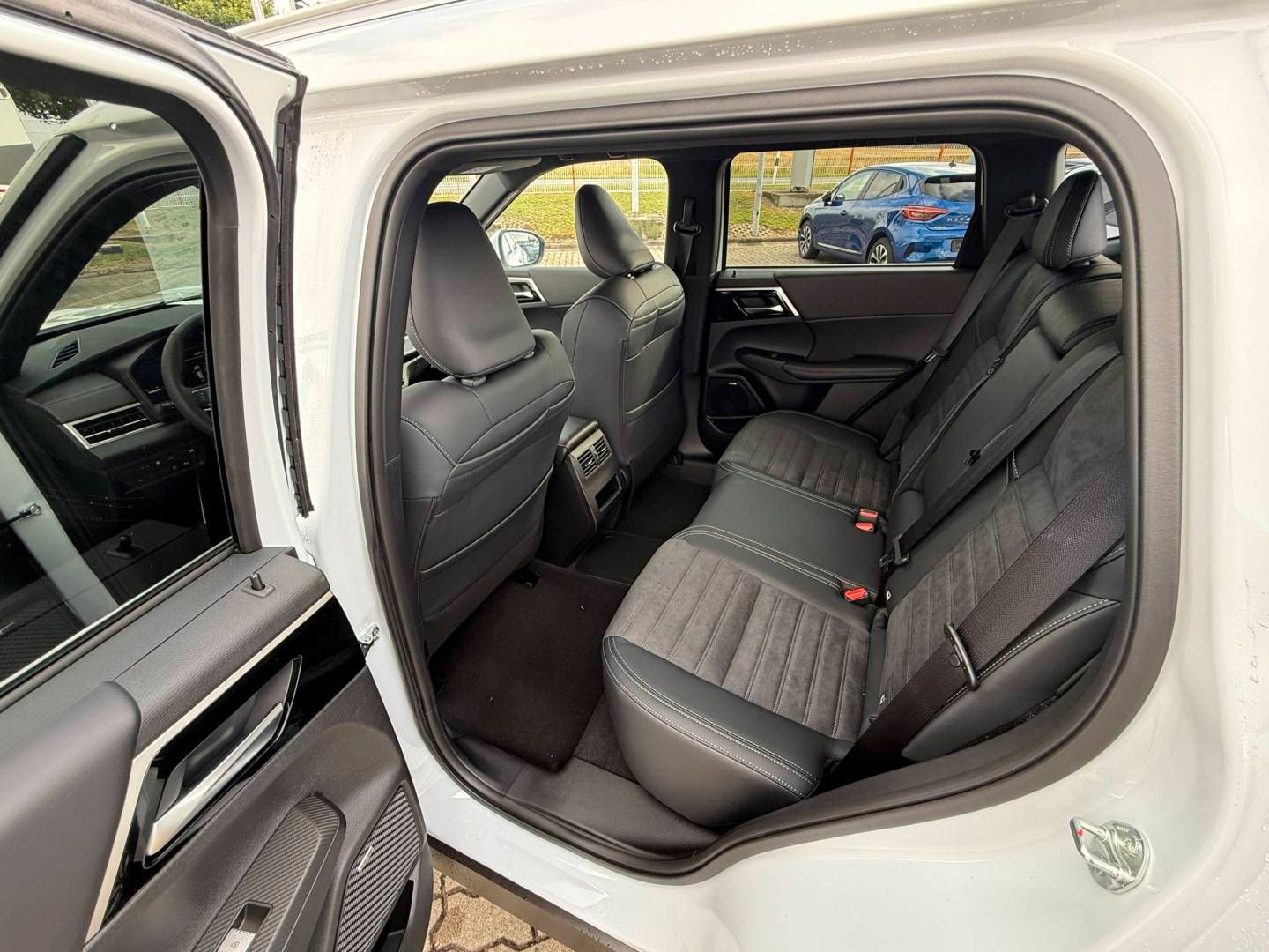 Fahrzeugabbildung Mitsubishi Outlander Plug-in Hybrid Select 2.4