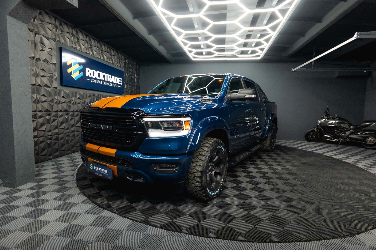 Fahrzeugabbildung Dodge RAM 5.7 V8 HEMI 4x4 OFFROAD Night-Paket *LED*19%