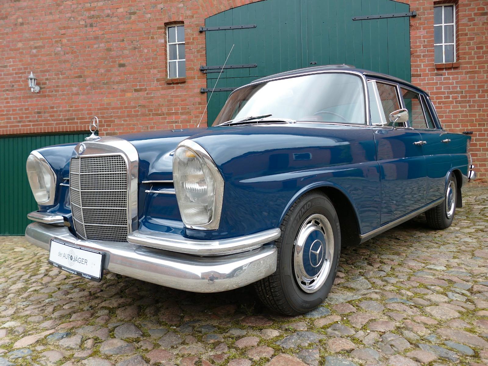 Mercedes-Benz 230 S W111 große Heckflosse mit Schiebedach