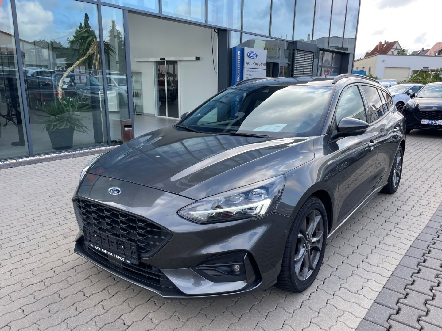 Fahrzeugabbildung Ford Focus ST-Line Kamera LED Abstandstemp Navi