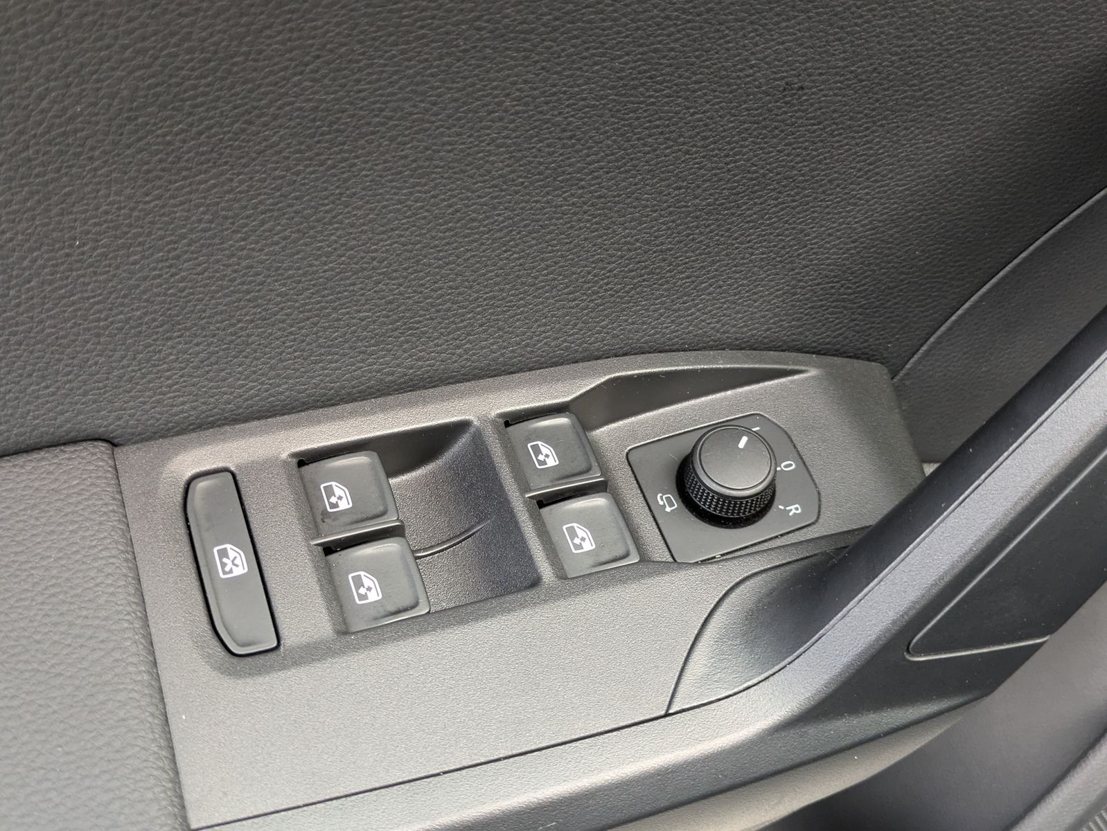 Fahrzeugabbildung SEAT Arona 1.5 TSI FR DSG AHK*ACC*LED*APP*DAB*KAMERA