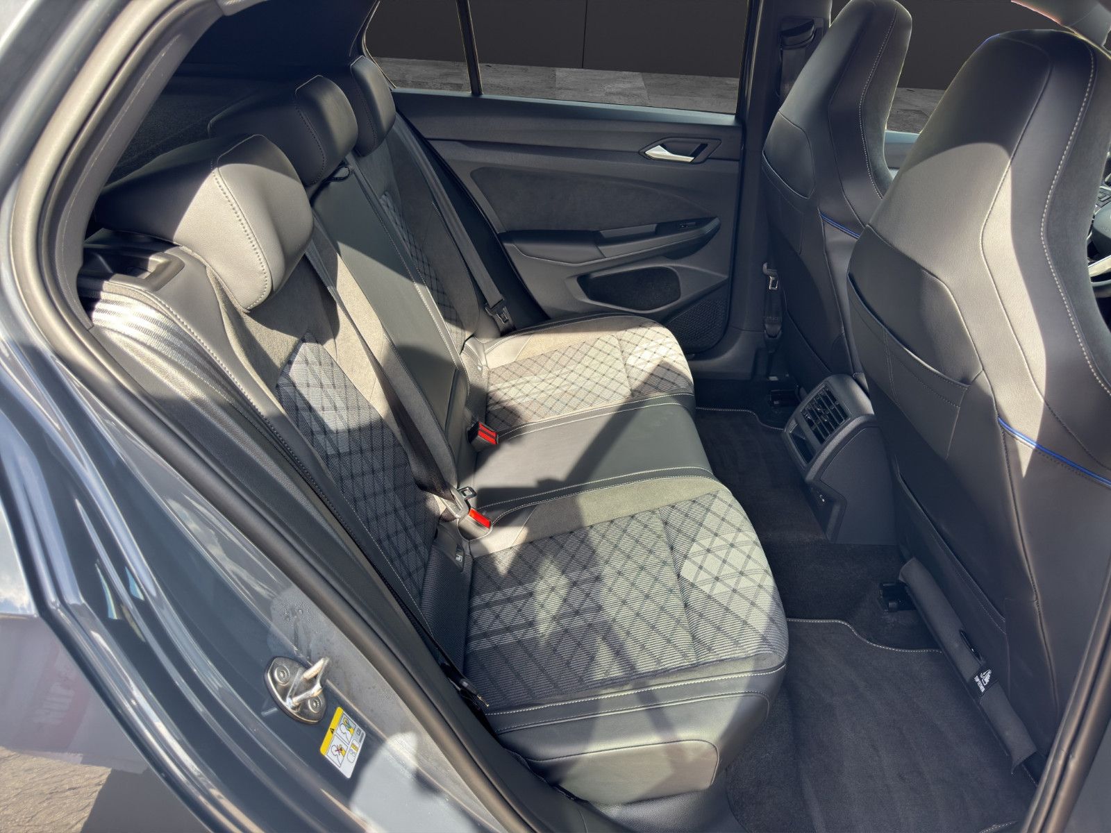 Fahrzeugabbildung Volkswagen Golf VIII R-Line/ACC/Navi/Ambiente/Apple CarPlay