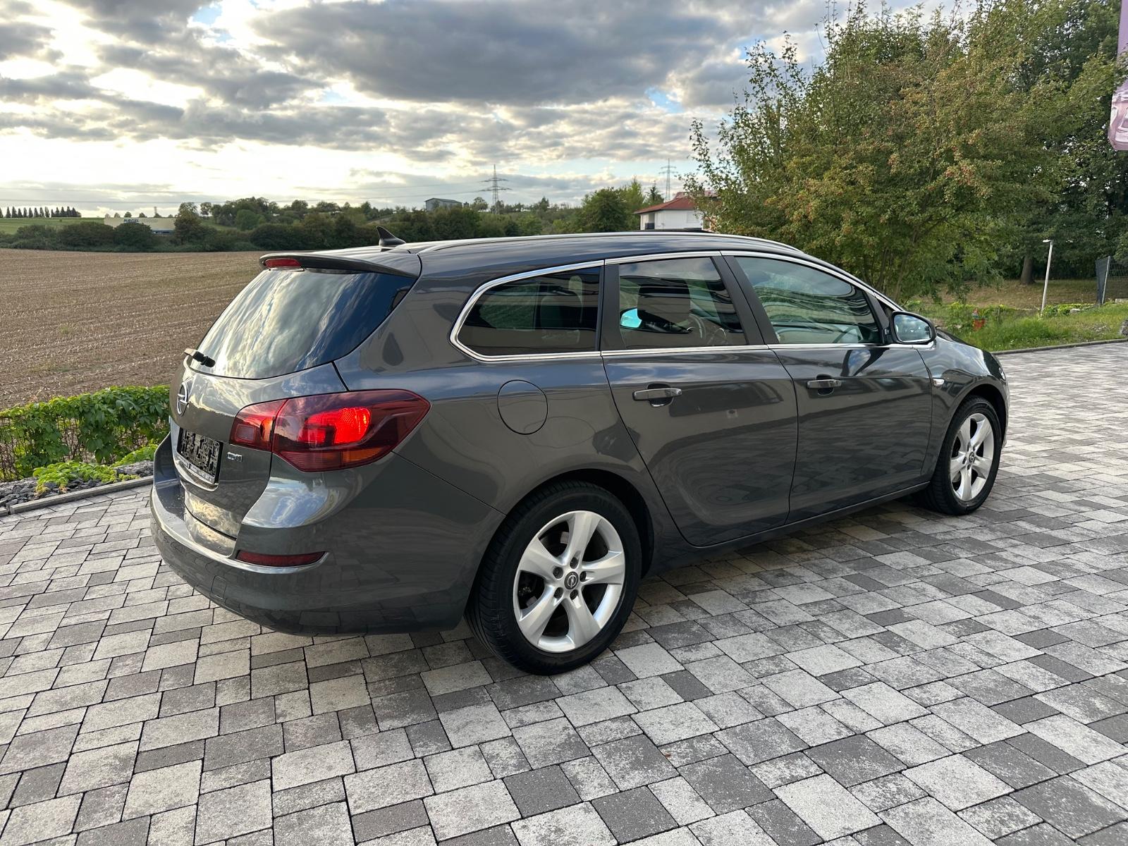Opel Astra 2011 — photo 14