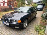 BMW E36 323i - BMW 323 mit Benzin-Antrieb: Limousine, Automatik
