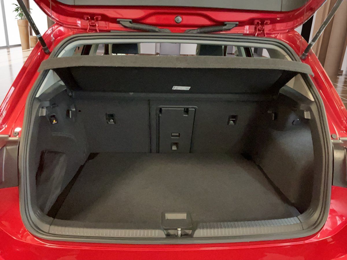 Fahrzeugabbildung Volkswagen Golf VIII Active 1.5 eTSI DSG Pano LED