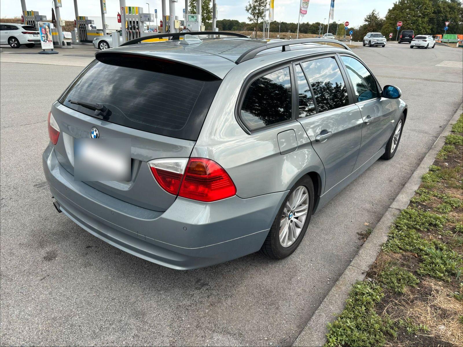 BMW 320 2008 — rear view