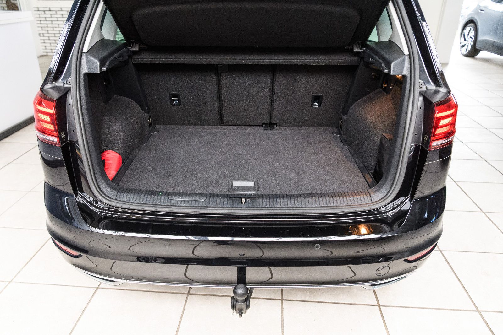 Fahrzeugabbildung Volkswagen Golf Sportsvan VII Highl+AHK+LED+GRA+SHZ+ALUFELG