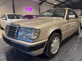 Mercedes-Benz E 230 CE Coupe/H-Kennz./Leder/Schiebedach/5-Gang - silberne Mercedes-Benz E 230