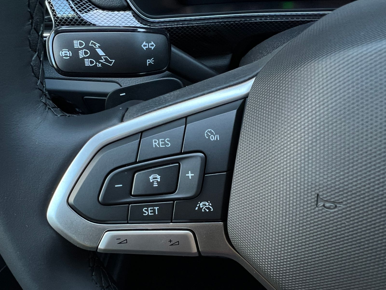 Fahrzeugabbildung Volkswagen T-Cross R-Line 1.5 TSI DSG *AHK,IQ.LIGHT,ACC,App