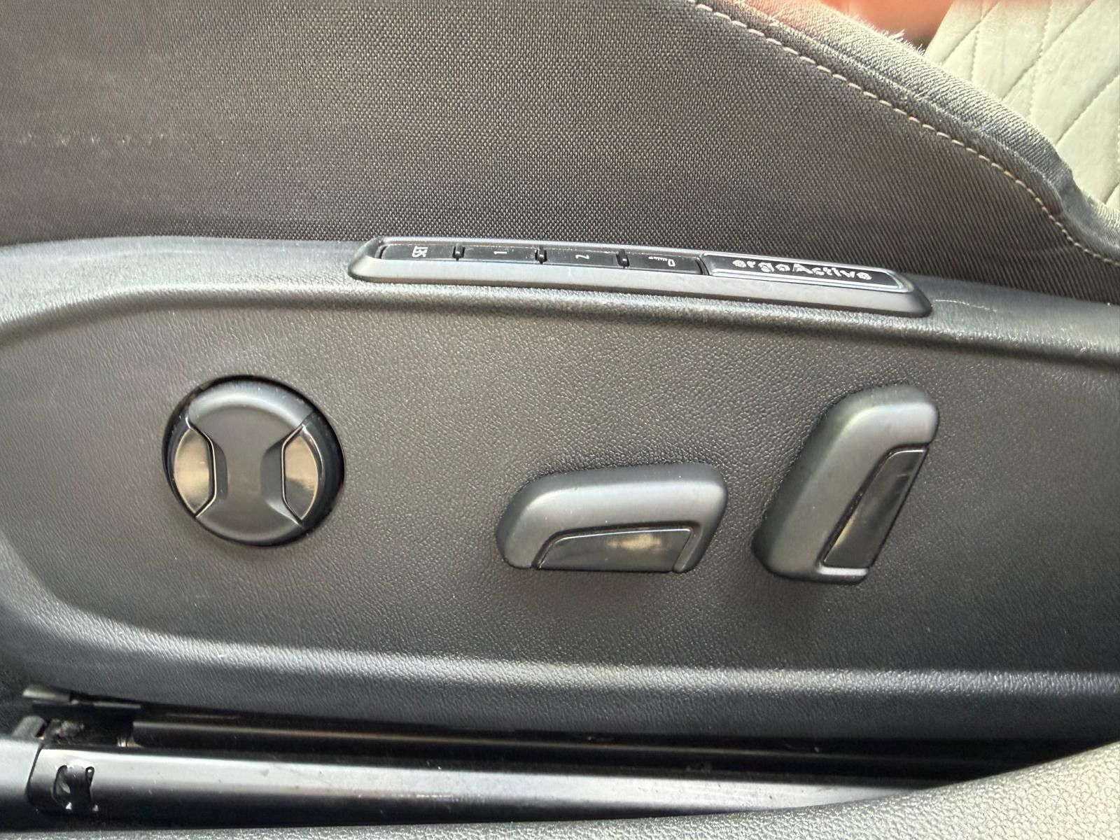 Fahrzeugabbildung Volkswagen Golf 1,5 eTSI Style >MEMO+LED+MASS+SHZ+PDC+ACC+