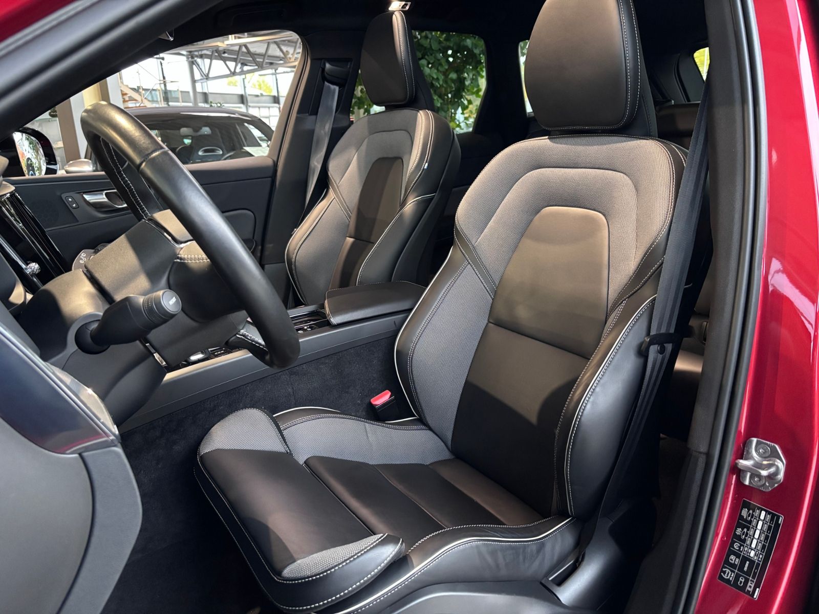 Fahrzeugabbildung Volvo XC60 R Design PANO LED NAVI ALU