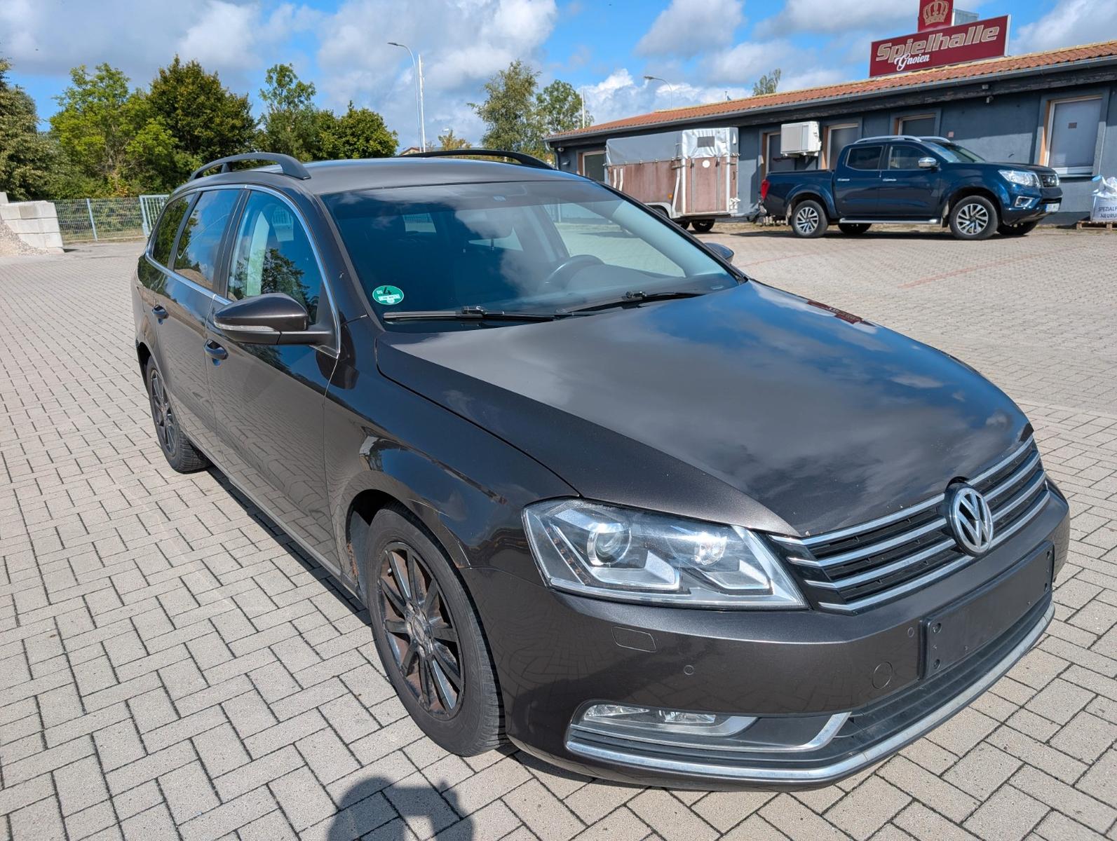 Volkswagen Passat 2015 — rear view