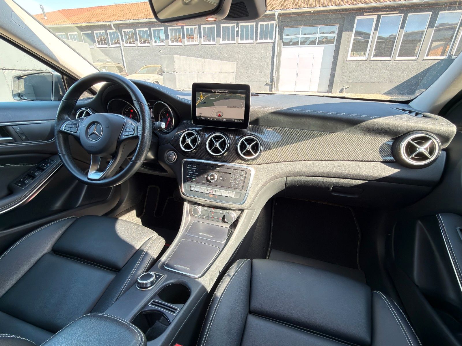 Fahrzeugabbildung Mercedes-Benz GLA 180 Urban Edition SHZ TEMP CAM NAVI BT LED