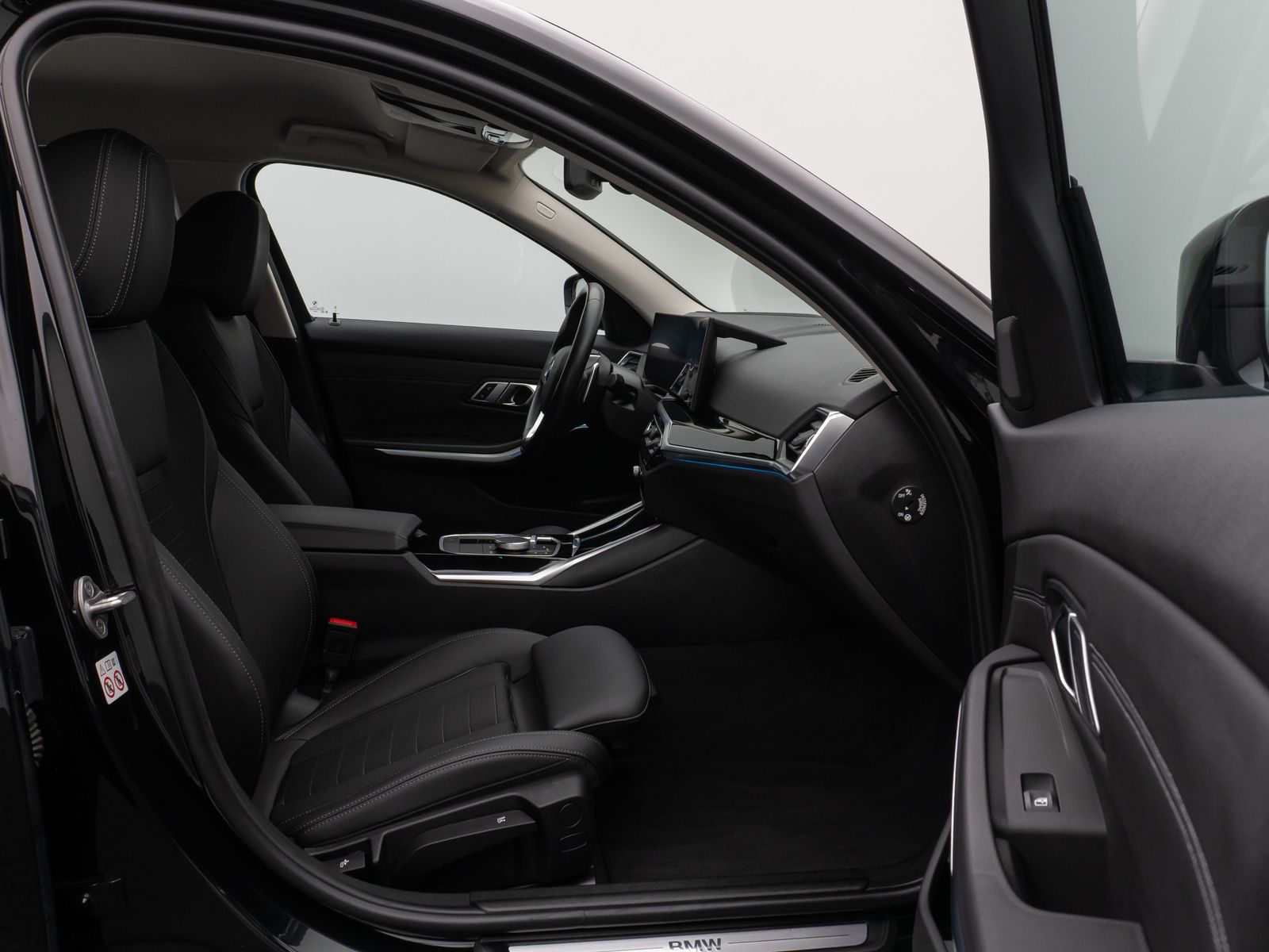 Fahrzeugabbildung BMW 318d Kamera DAB HiFi HUD Leder Komfort Sport LED