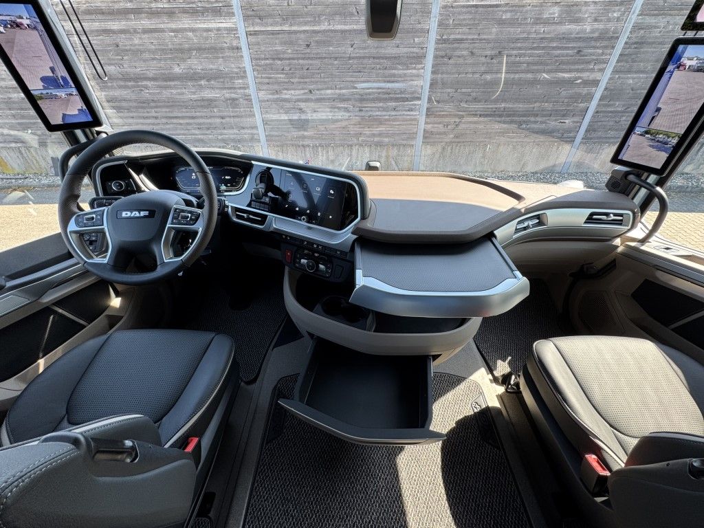 Fahrzeugabbildung DAF FT XG  530 BLAU METALLIC Limited Edition