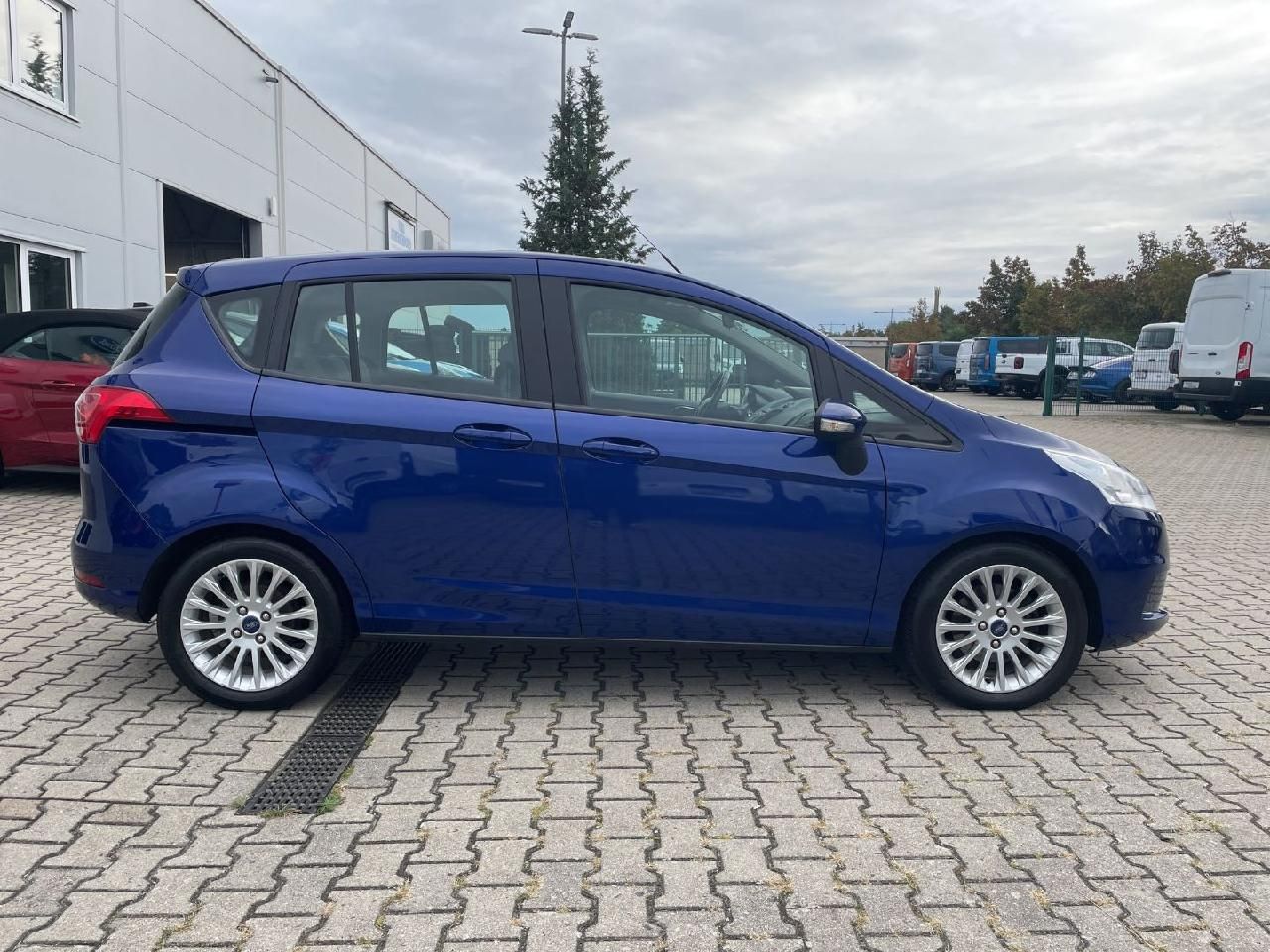 Fahrzeugabbildung Ford B-MAX Trend