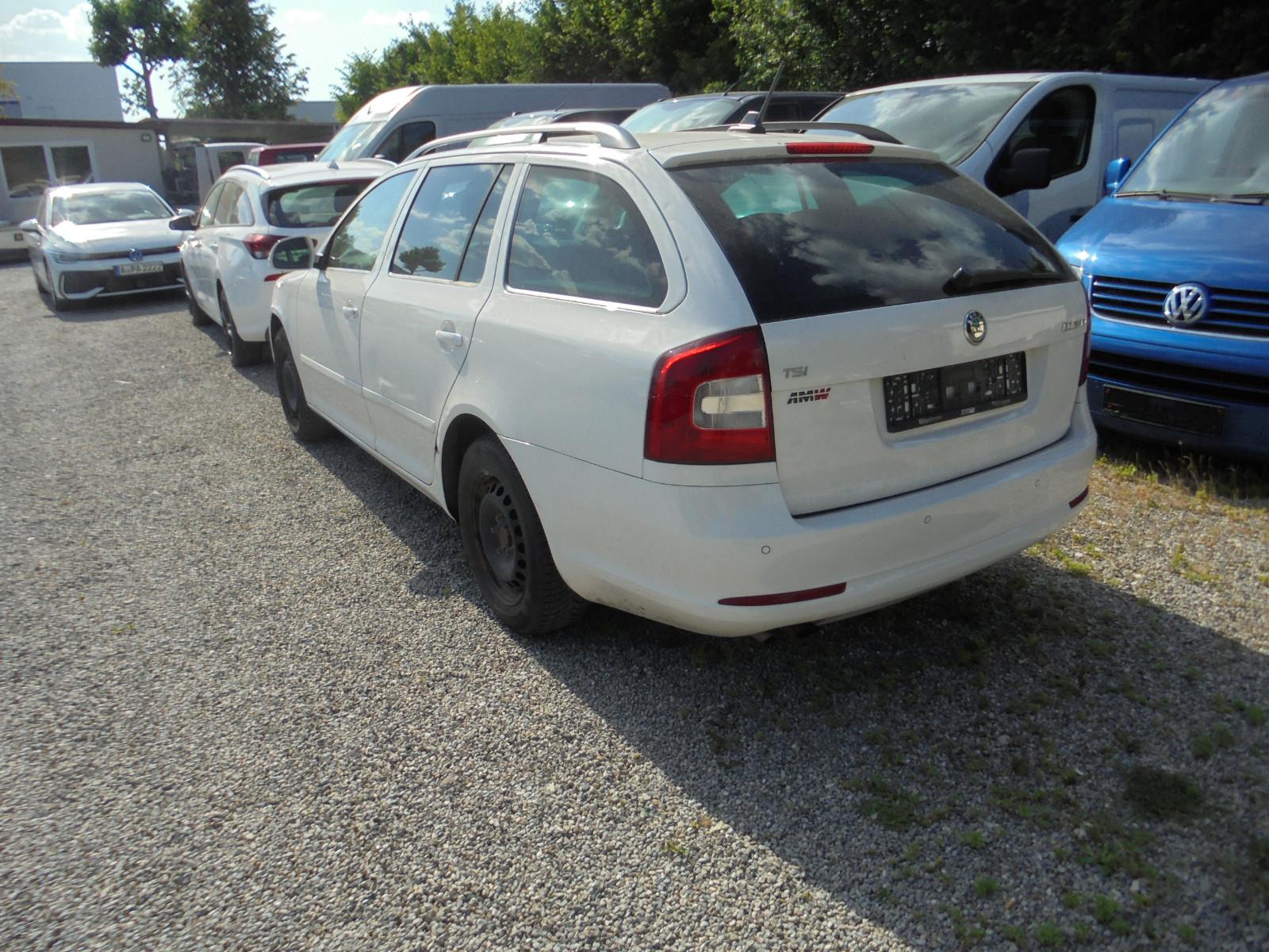 Skoda Octavia 2013 — rear view