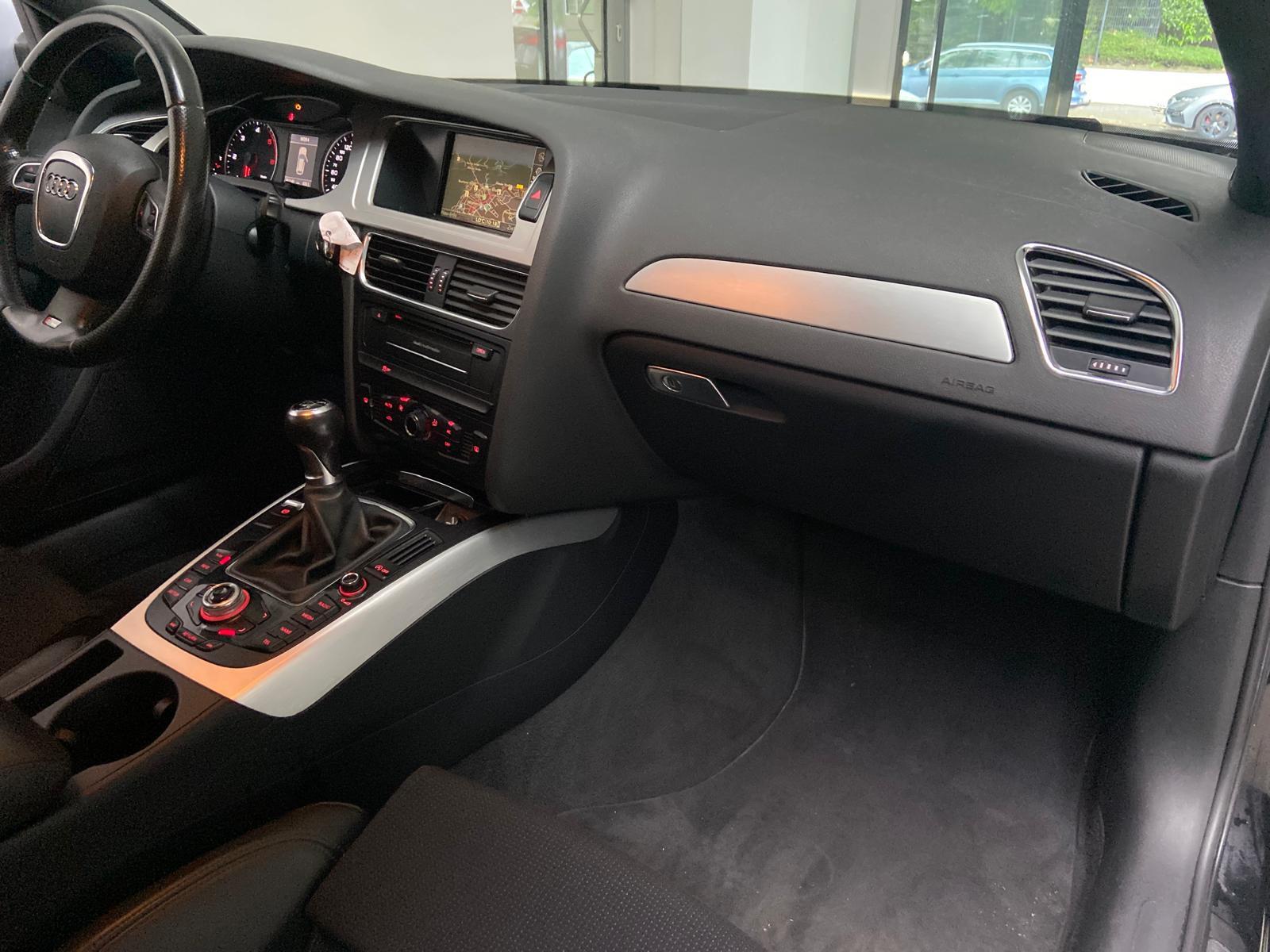 Audi A4 2010 — photo 12