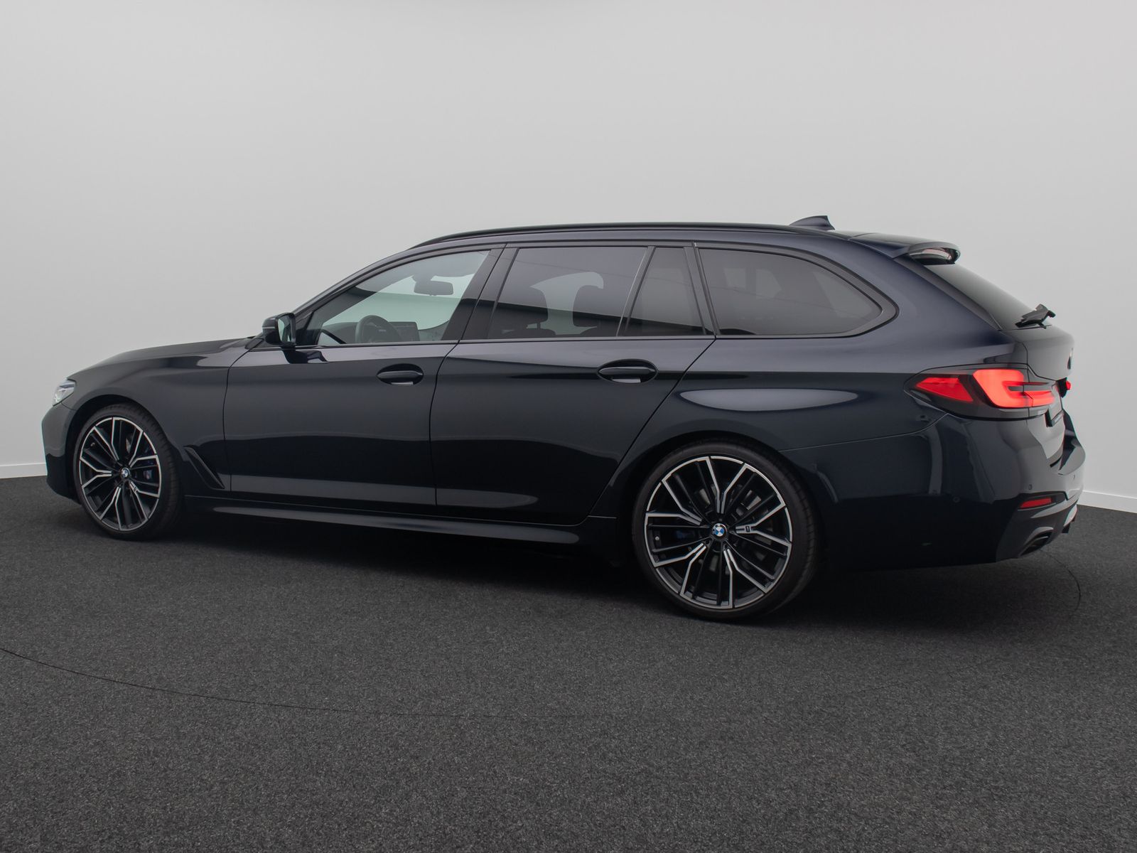 Fahrzeugabbildung BMW 540d xD M Sport Individual DAB AHK HUD H/K 20"