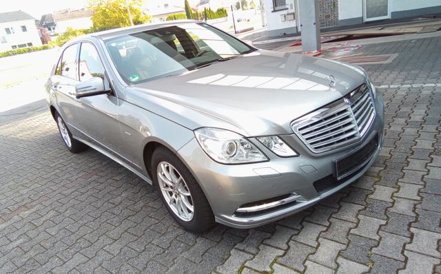 Mercedes-Benz E 250 Auto 1.Hand Navi Totw Spurh AHK Scheckheft