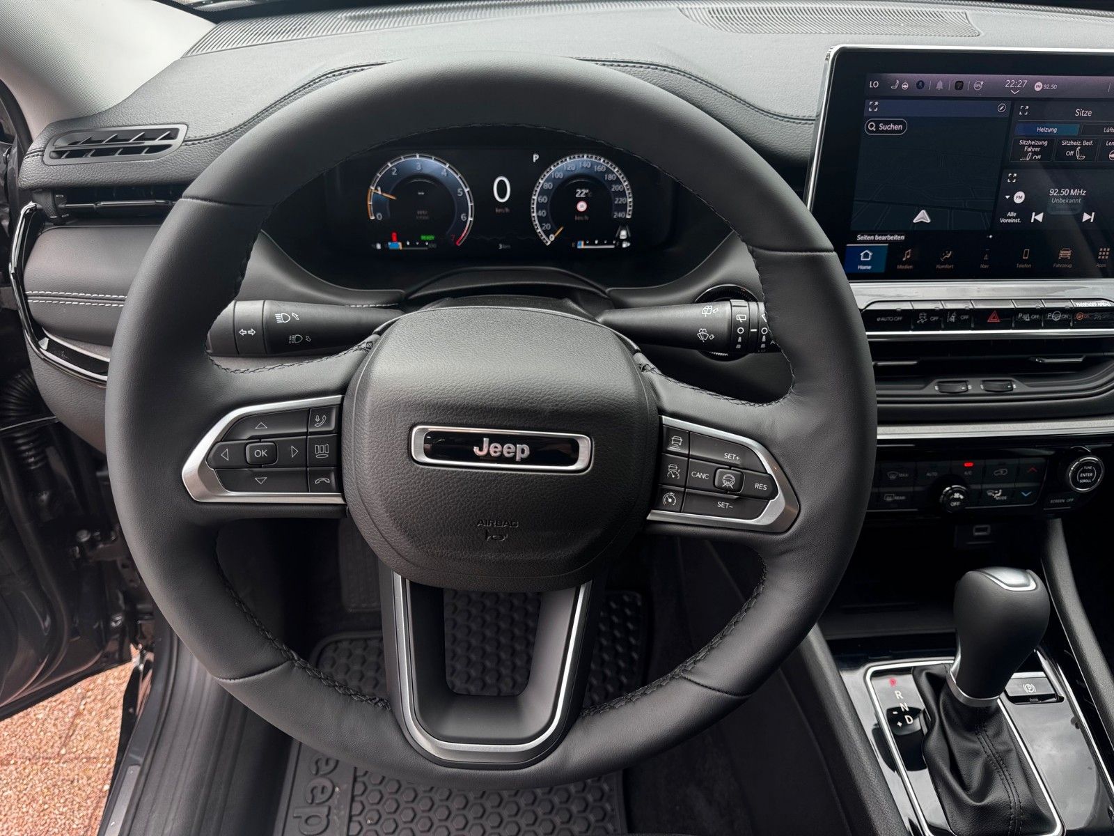 Fahrzeugabbildung Jeep Compass 1.5l Summit Navi ACC Sitzbelüftung  LED