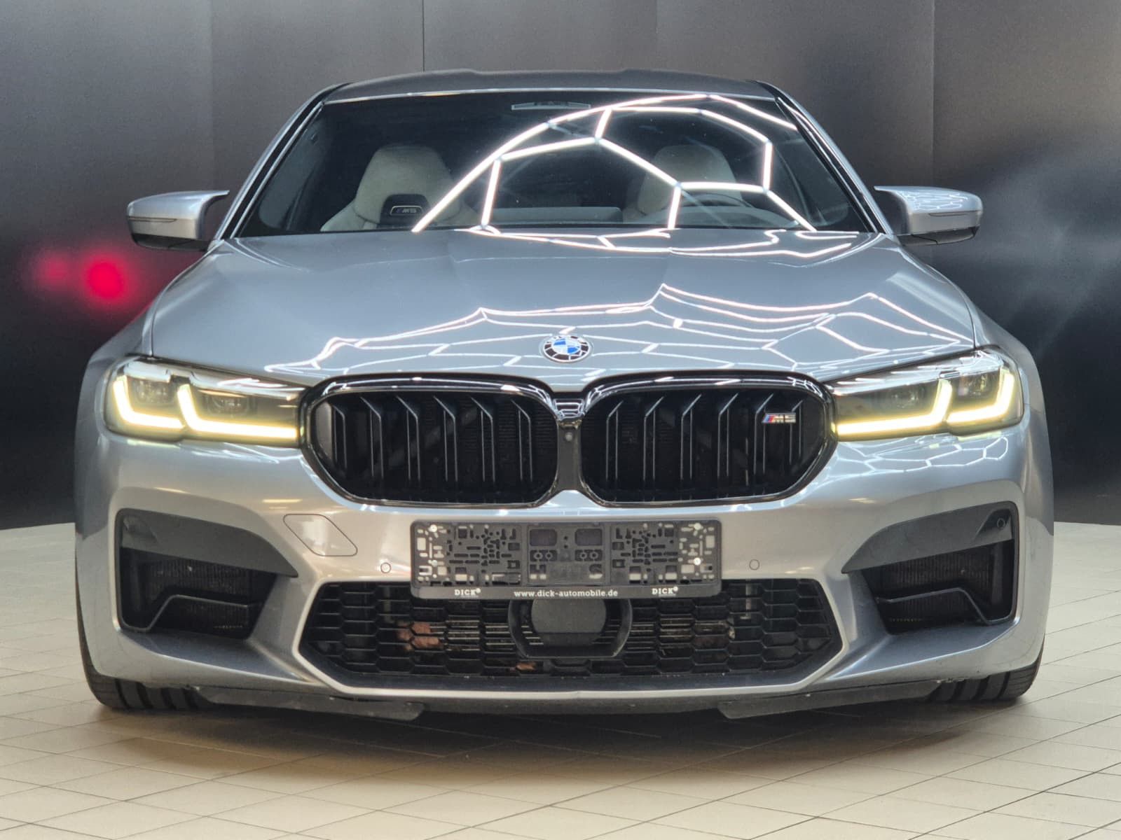Fahrzeugabbildung BMW M5 Lim. >CARBON+SOFT+LED+HEAD+H&K+MEMO+ACC+360°+