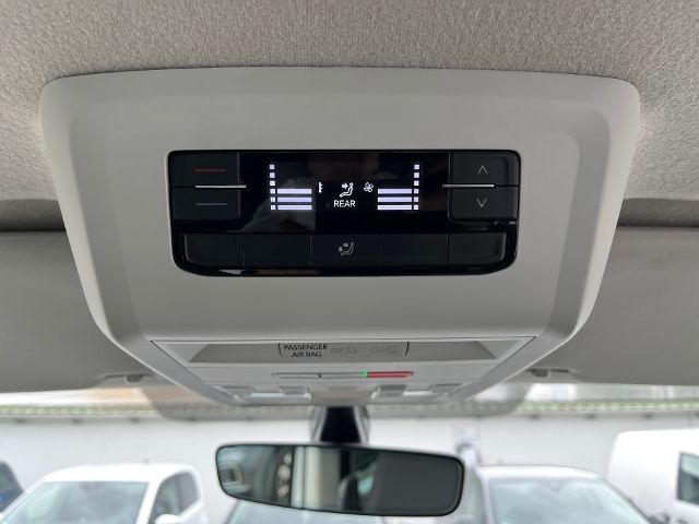 Fahrzeugabbildung Volkswagen T6.1 Transporter Kombi 2.0 TDI 8 SITZE LED PDC M