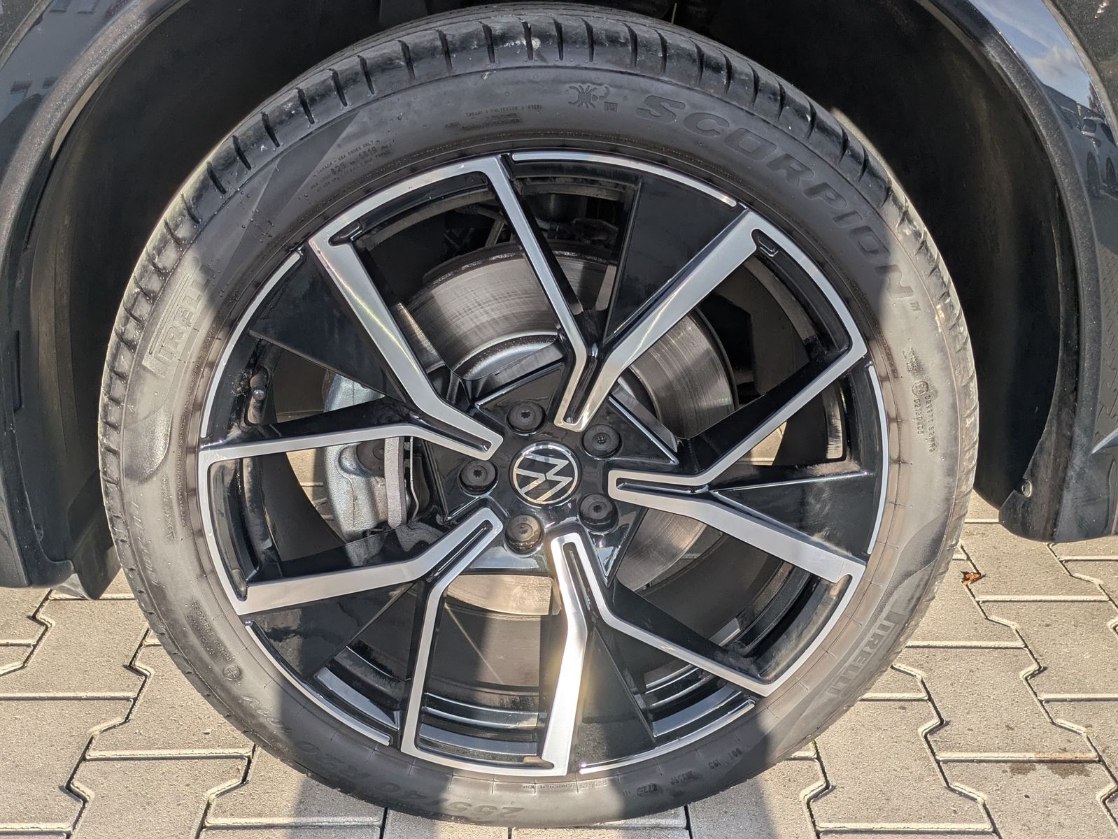 Fahrzeugabbildung Volkswagen Tiguan 2.0 TDI 4M R-Line PANO*H&K*AHK*MATRIX*20"