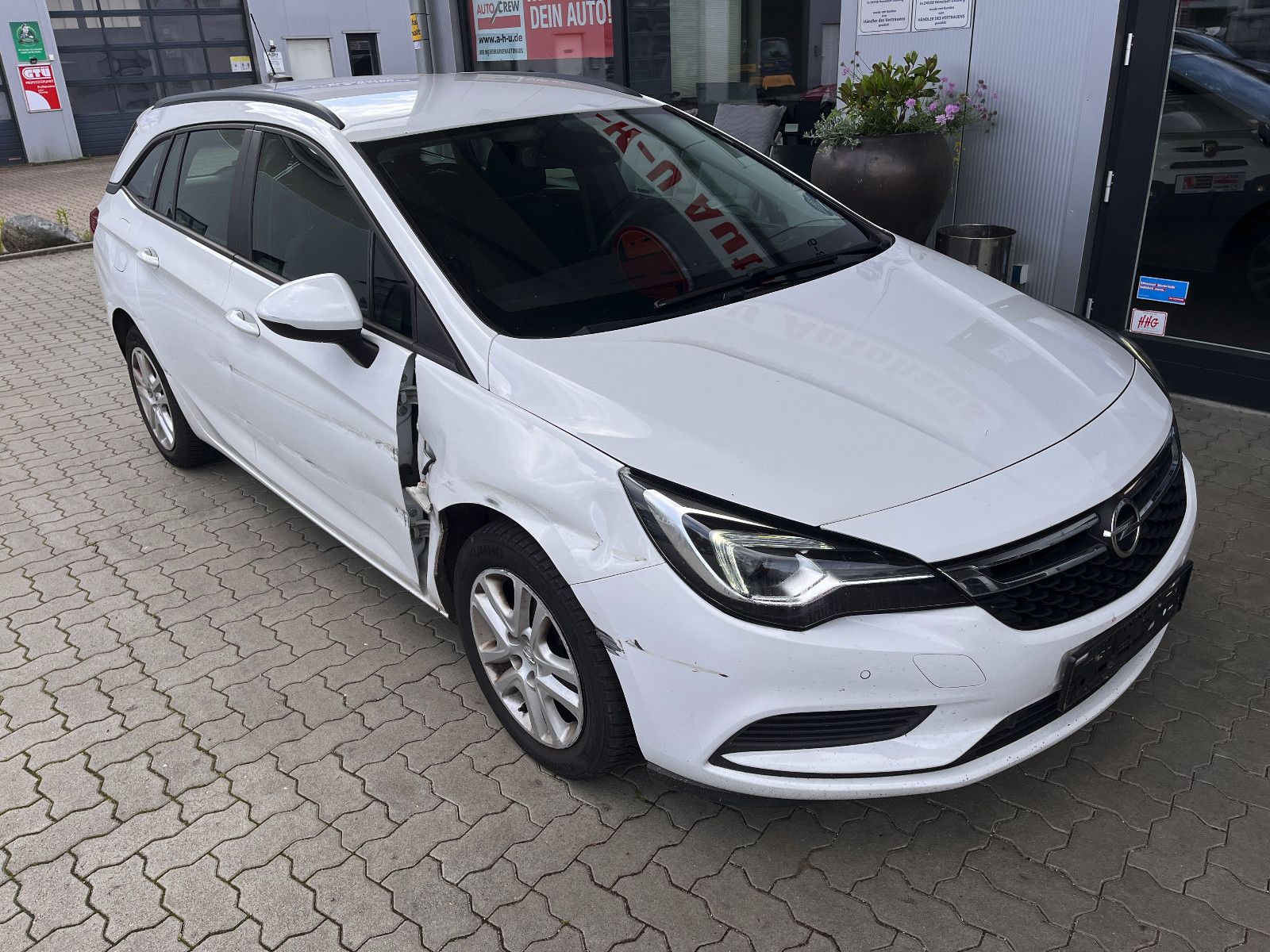 Fahrzeugabbildung Opel Astra K Sports Tourer Edition Seitenschaden
