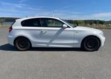 BMW 116d dreitürig (E81 Facelift) in Alpinweiß III - weiße BMW 1er M Coupé