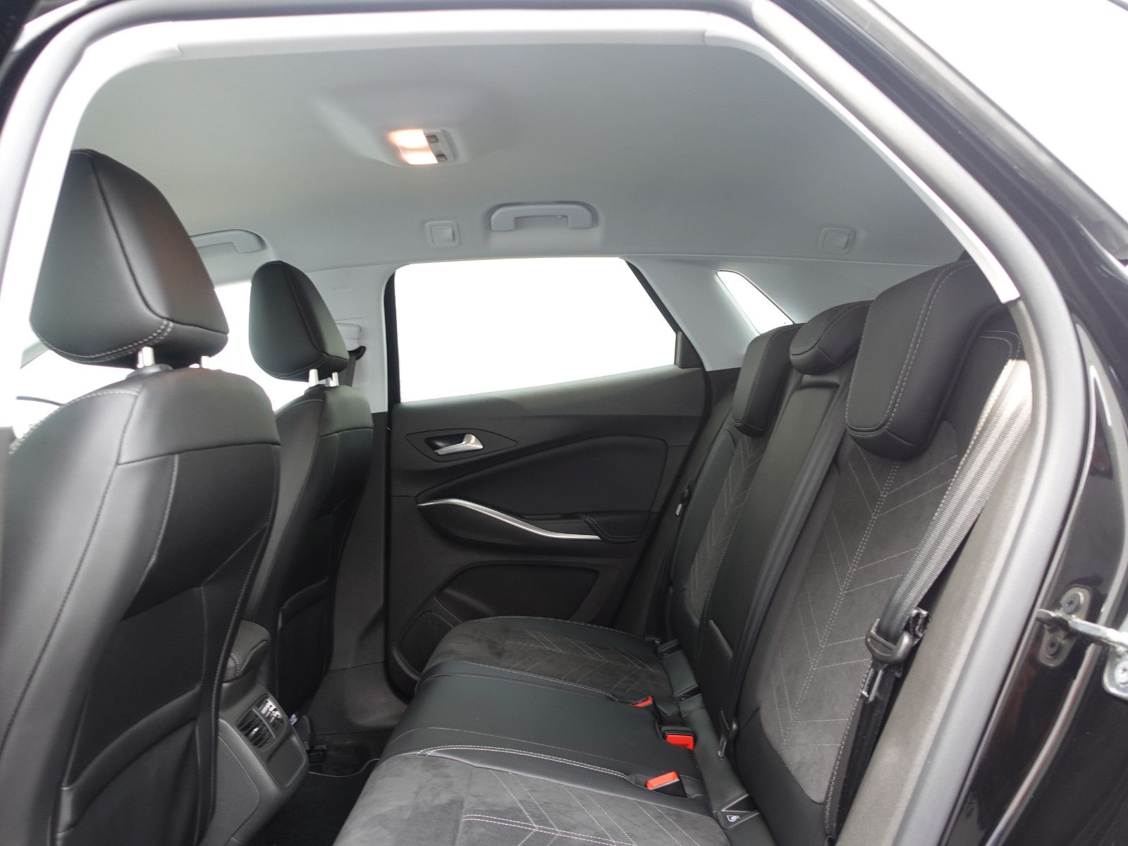 Fahrzeugabbildung Opel Grandland GS 1.2T,Navi,Kamera,19",Sitzhz,VollLED