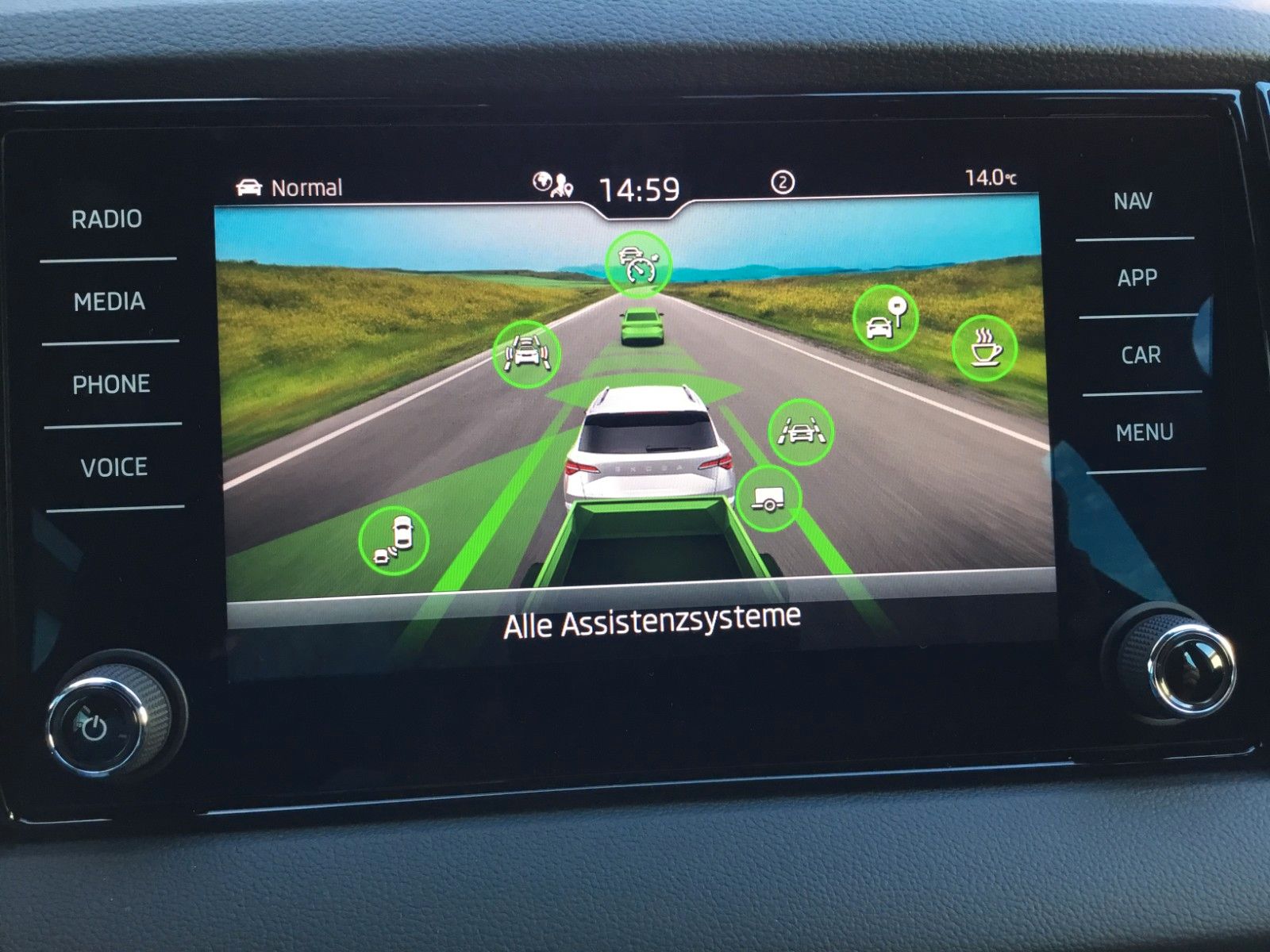 Fahrzeugabbildung SKODA Karoq 2.0l TSI DSG 4x4 Sportline+Pano+Standheizu