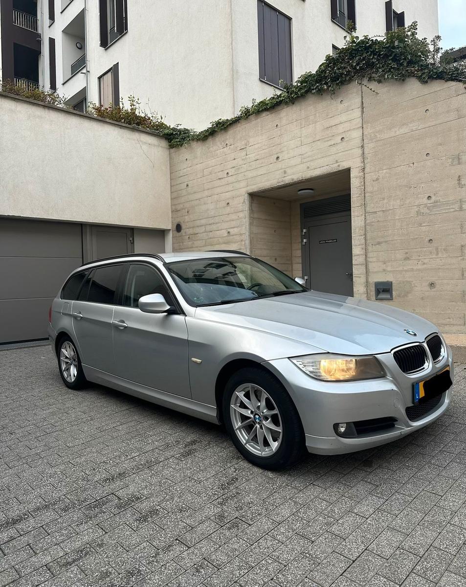 BMW 320 2011 — вигляд ззаду