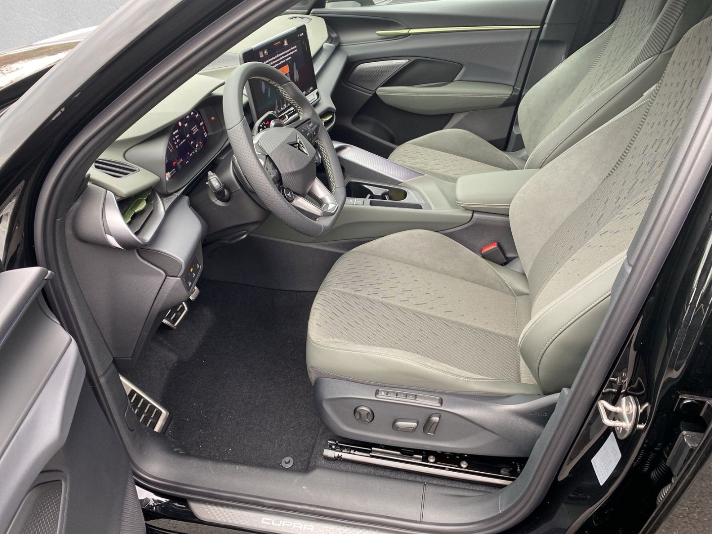 Fahrzeugabbildung CUPRA Terramar 1.5 e-Hybrid 200 VZ*TRIBE-Ed*Sennhei Ma