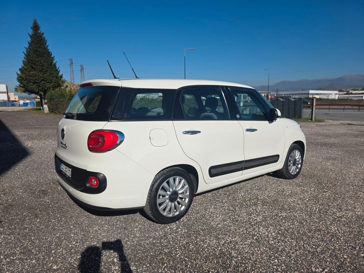 Fiat 500L 2015 — rear view
