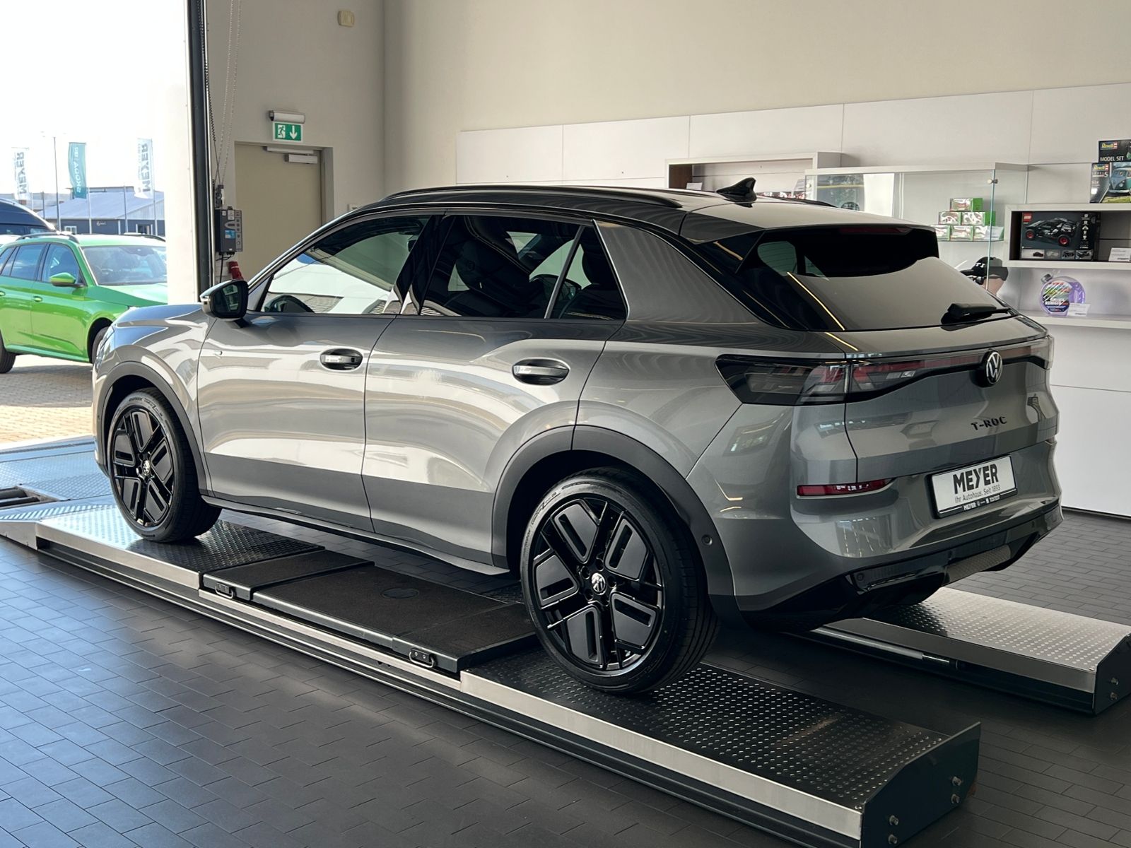 Fahrzeugabbildung Volkswagen T-Roc R-Line 1.5 eTSI DSG *BlackStyle,IQ-Light,N