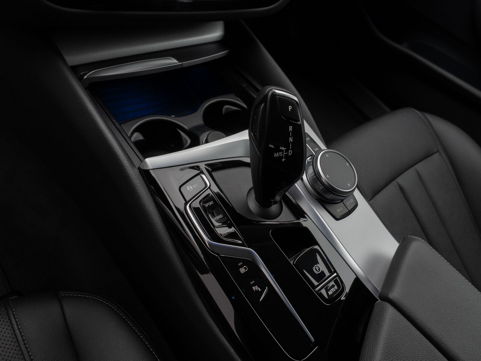 Fahrzeugabbildung BMW 530e Kamera DAB WLAN CockPitPro ACC Alarm LED