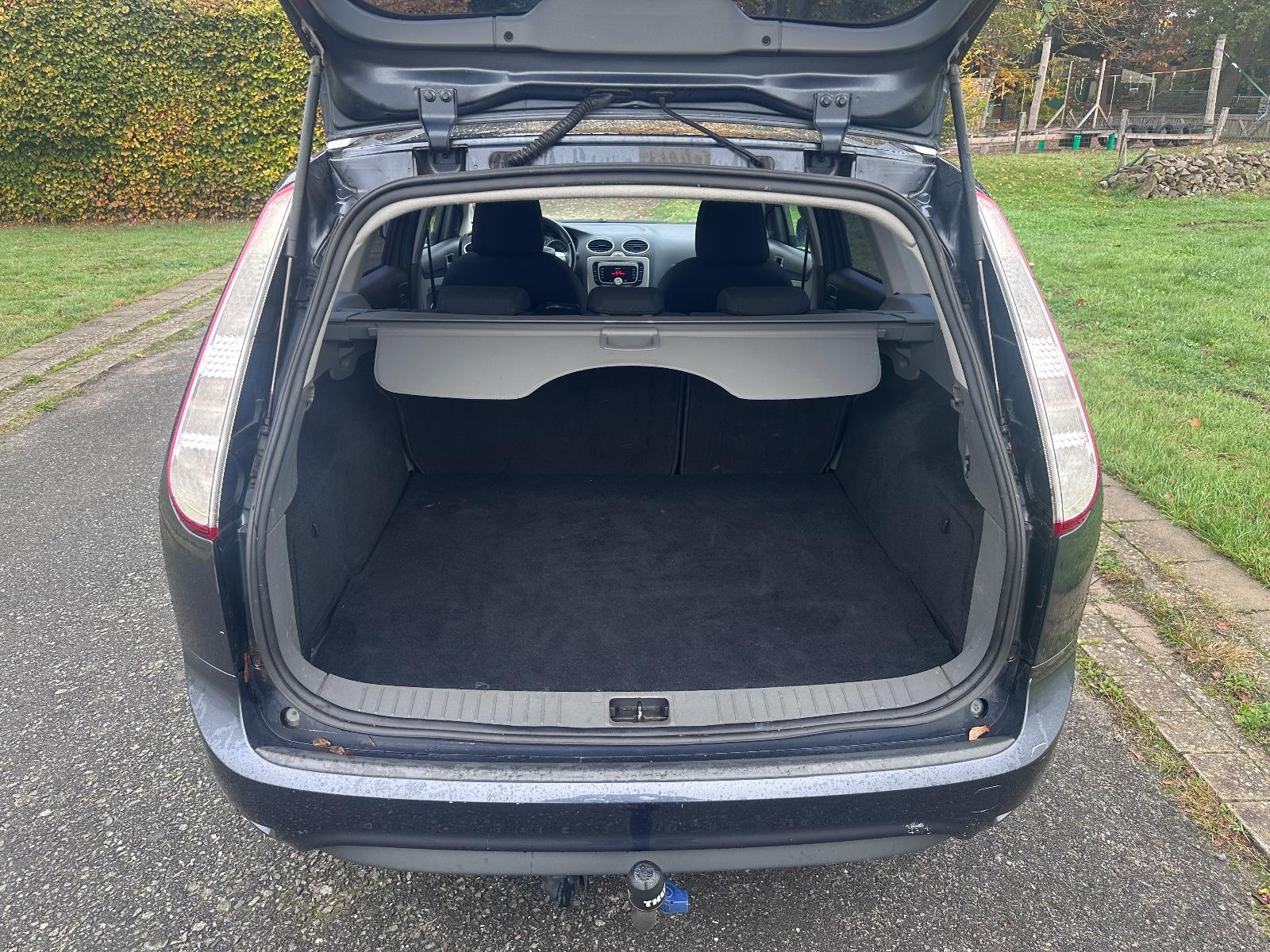 Ford Focus 2010 — photo 8