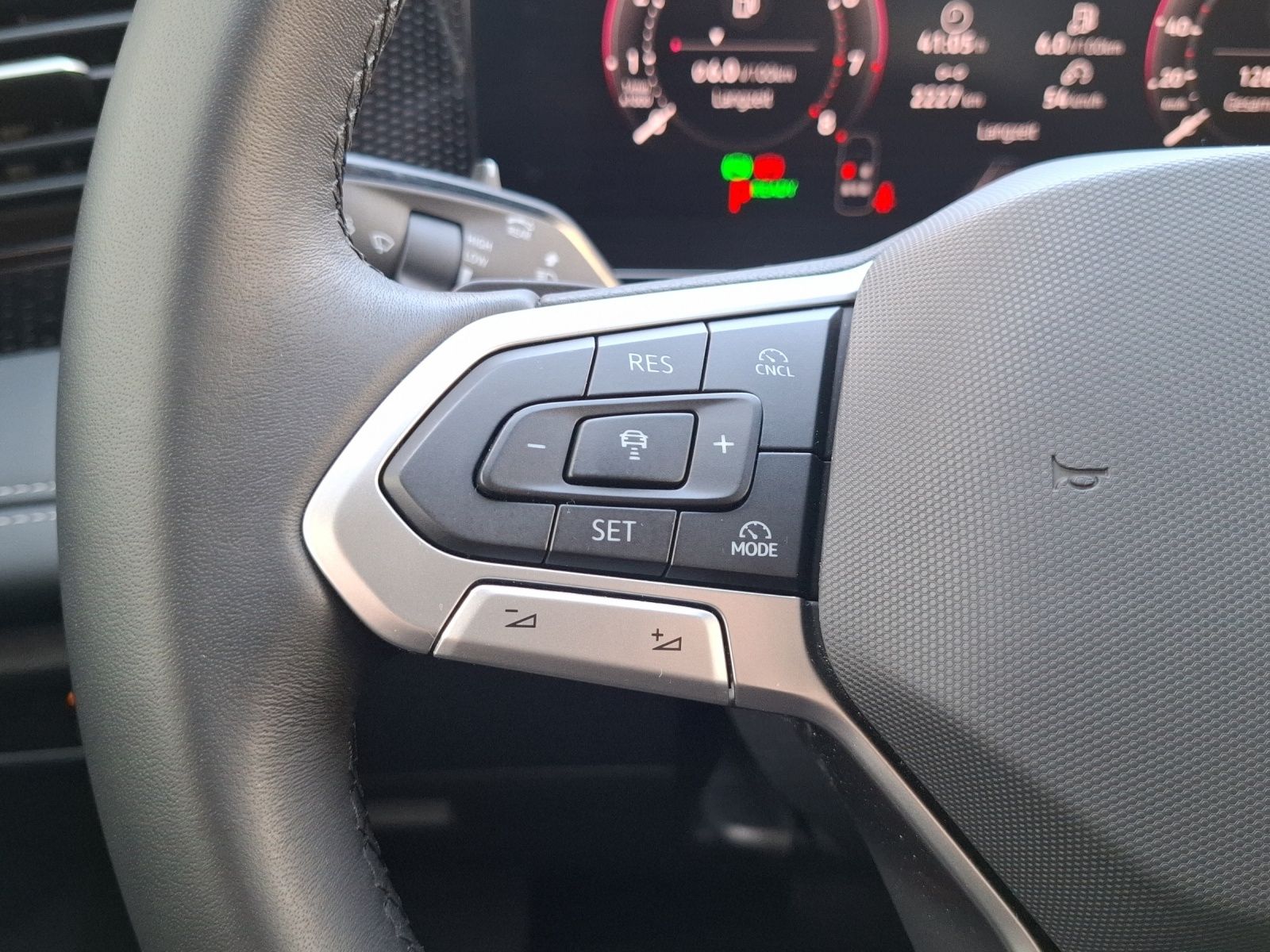 Fahrzeugabbildung Volkswagen Tiguan eTSI Life DSG LED AHK Navi AID ACC RFK SH