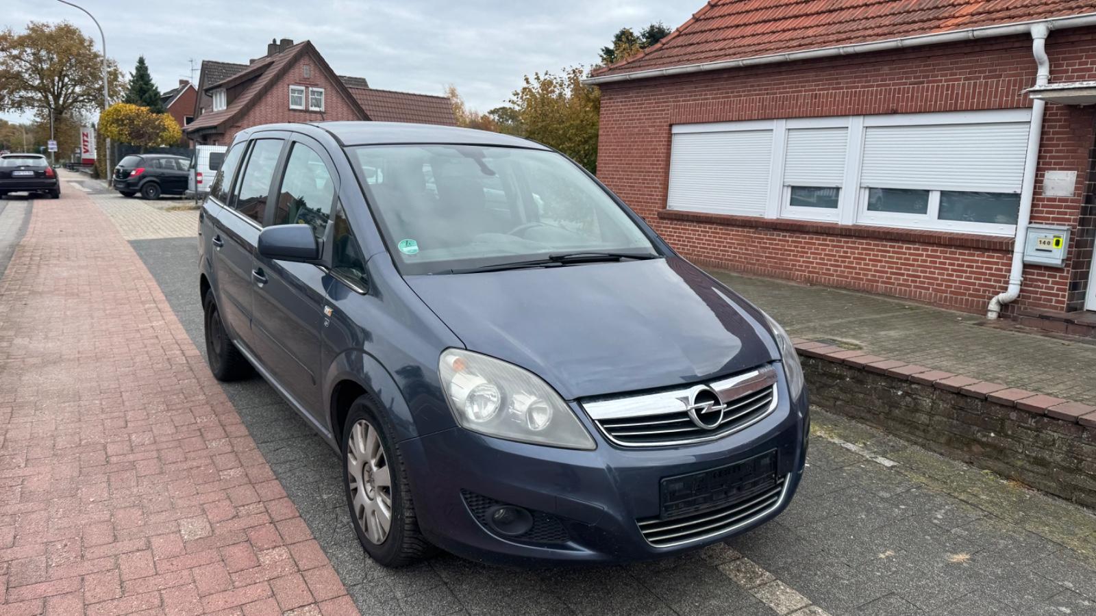 Opel Zafira 2010 — салон